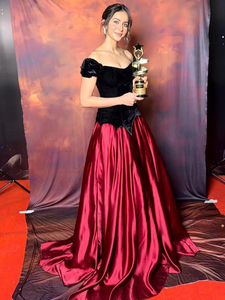 কালো-লালে রাকুলের রাজকীয় রূপ