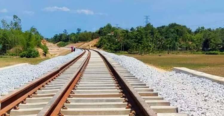 চট্টগ্রামে রেললাইনে গাছ ফেলে নাশকতার চেষ্টা