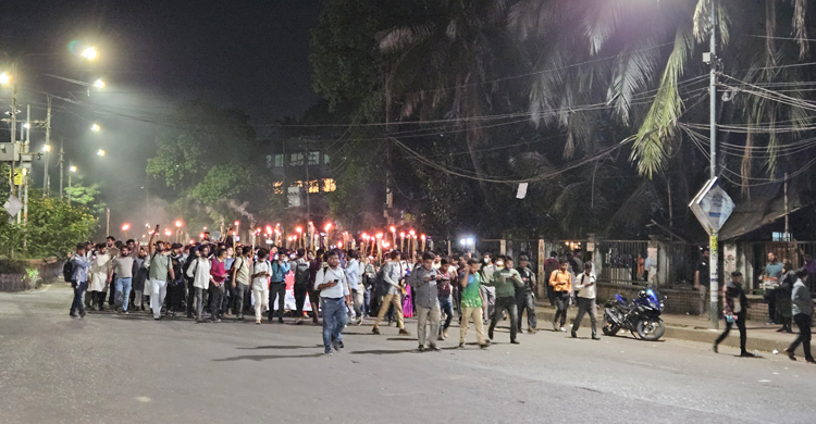 শেখ হাসিনার সর্বোচ্চ শাস্তির দাবিতে মশাল মিছিল