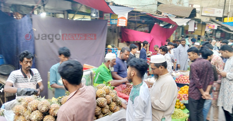 নিউমার্কেট: কেনাকাটার সঙ্গে সমান তালে জমজমাট ইফতারি বাজার