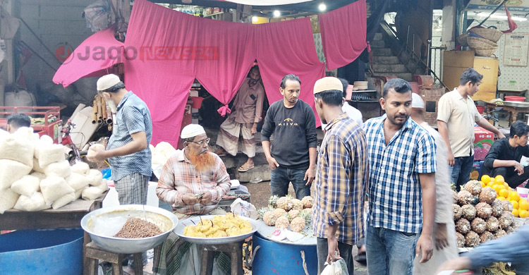 নিউমার্কেট: কেনাকাটার সঙ্গে সমান তালে জমজমাট ইফতারি বাজার