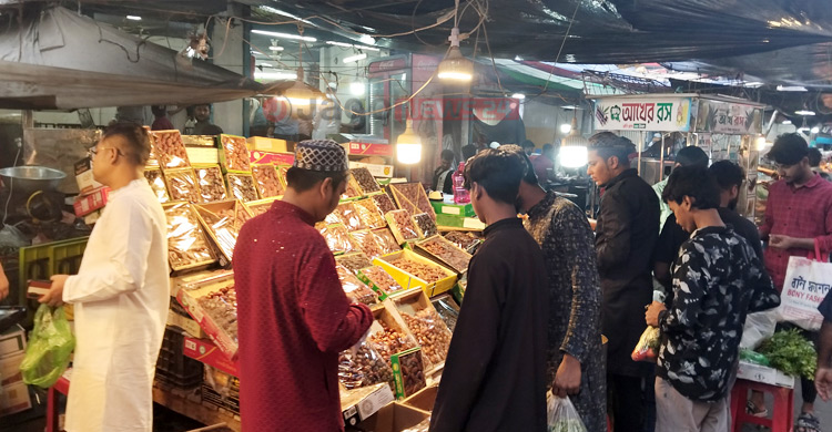 নিউমার্কেট: কেনাকাটার সঙ্গে সমান তালে জমজমাট ইফতারি বাজার