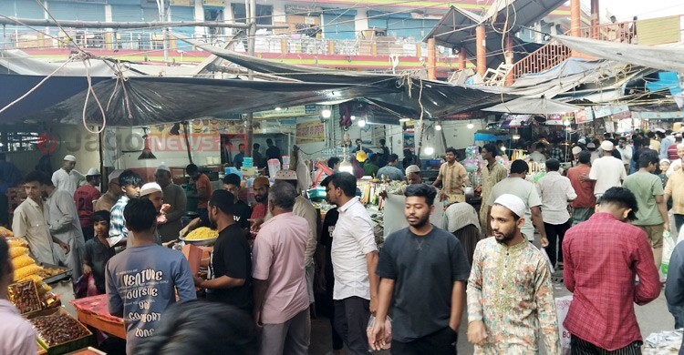 নিউমার্কেট: কেনাকাটার সঙ্গে সমান তালে জমজমাট ইফতারি বাজার