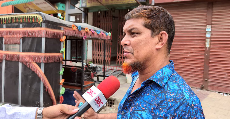 ন্যায়বিচারের দাবিতে নৃশংসতার শিকার শিশুটির বাসার সামনে প্রতিবেশীদের ক্ষোভ