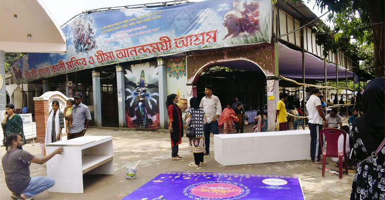 রঙিন সাজে সাজছে রমনা কালী মন্দির