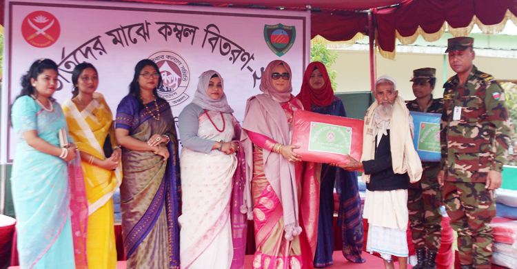 রামু সেনানিবাসে শীতার্তদের মাঝে কম্বল বিতরণ