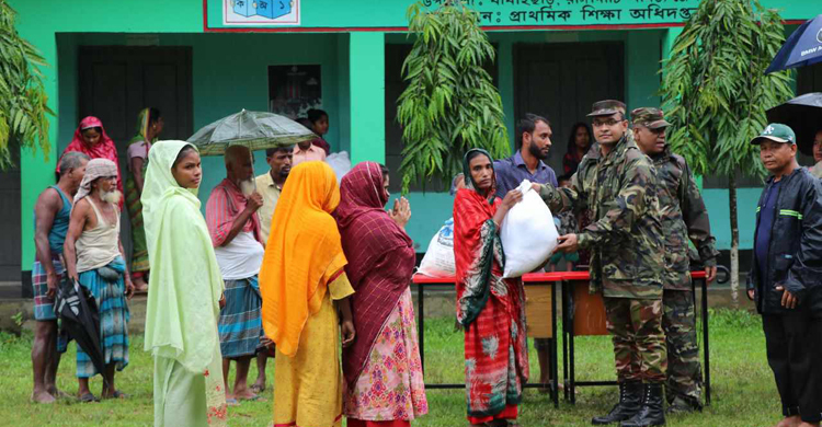 রাঙ্গামাটিতে বন্যার্তদের মাঝে সেনাবাহিনীর ত্রাণ বিতরণ