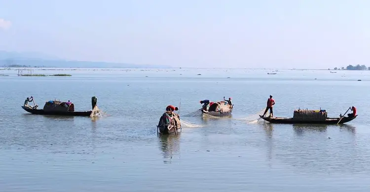 মধ্যরাত থেকে বন্ধ হচ্ছে কাপ্তাই হ্রদে মাছ শিকার