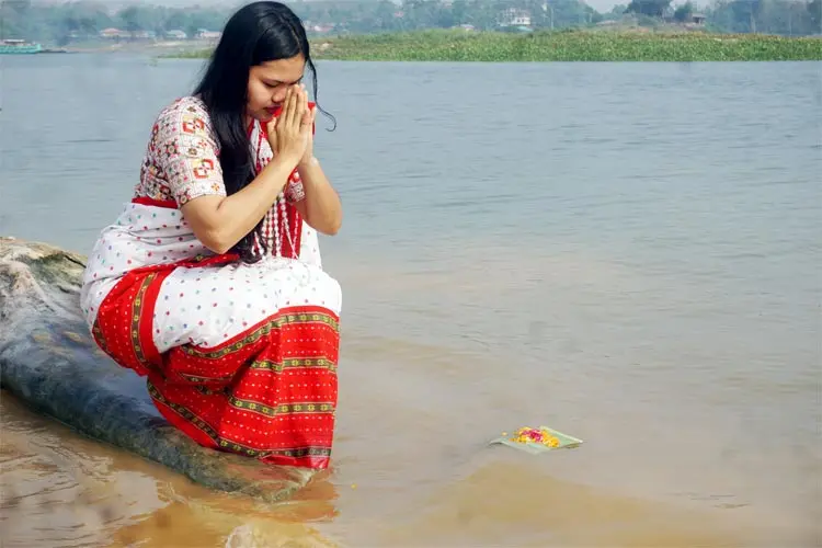 হ্রদে জলে উৎসবের ফুল