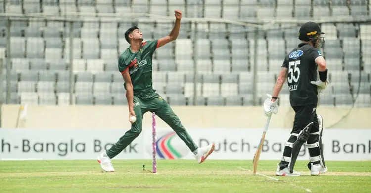 গরমের মধ্যেও নাহিদ রানার এত গতির বল দেখে বিস্মিত কিউই ব্যাটার