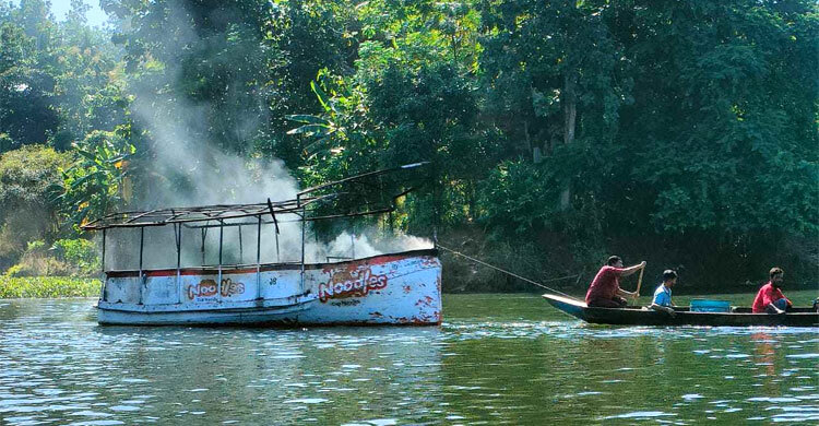 কাপ্তাই হ্রদে ট্যুরিস্ট বোটে আগুন