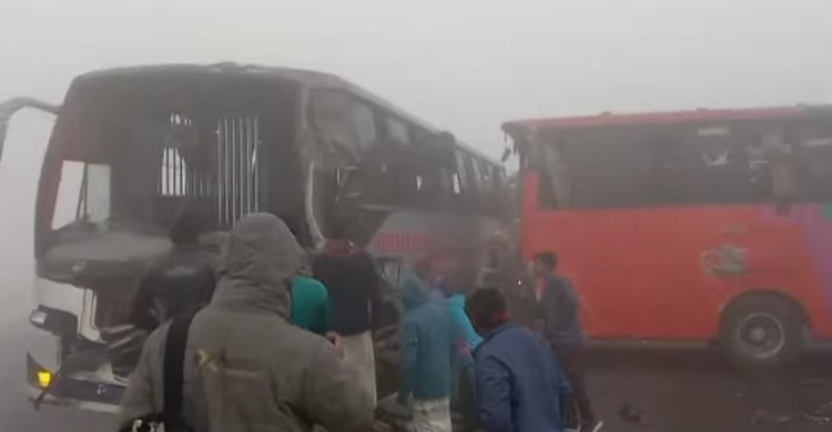ঘন কুয়াশায় একে একে ৬ গাড়িতে ধাক্কা, আহত ২৫