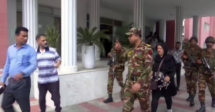 গুগল ম্যাপ দেখে পথ হারিয়ে ছিনতাইকারীর কবলে ইরানি দম্পতি