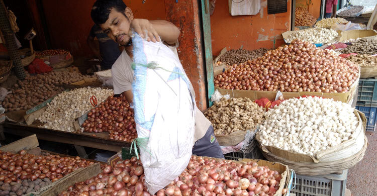 রংপুরের বাজারে চড়া পেঁয়াজ-মরিচ