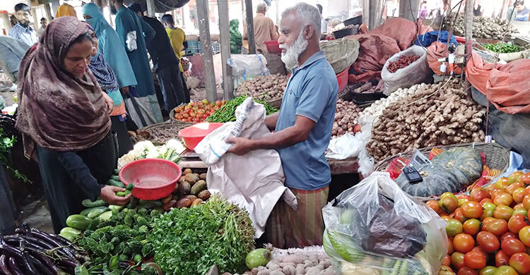 রংপুরে বেড়েছে সবজি-মুরগির দাম