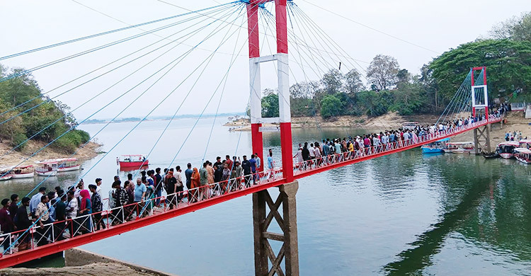 পর্যটকের পদচারণায় মুখর রাঙ্গামাটি-সাজেক