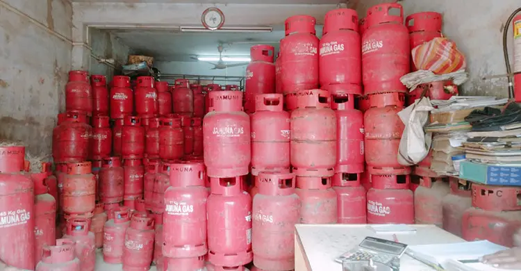 এলপিজি সিলিন্ডারে নৈরাজ্য, নির্ধারিত দামের তোয়াক্কা নেই