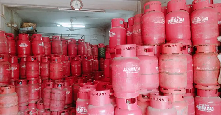 এলপিজি সিলিন্ডারে নৈরাজ্য, নির্ধারিত দামের তোয়াক্কা নেই