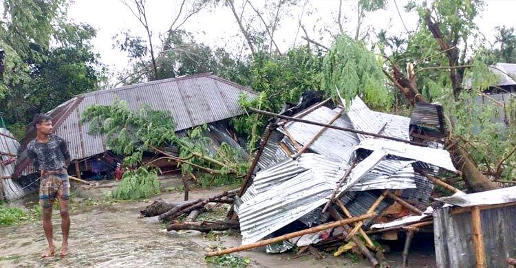 আধাঘণ্টার ঝড়ে লন্ডভন্ড ৬ শতাধিক বাড়িঘর