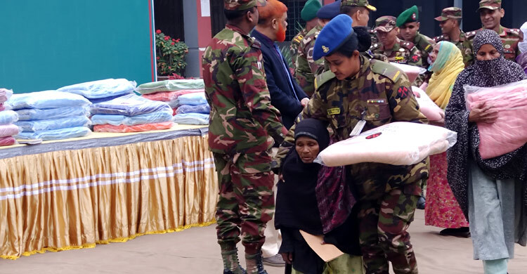 সেনাবাহিনীর দেওয়া কম্বল পেয়ে খুশিতে আত্মহারা শতবর্ষী শুকরন