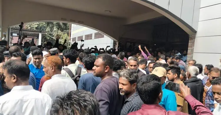 রংপুরে ভোট পুনর্গণনার দাবিতে ডিসি অফিস ঘেরাও বিএনপি নেতাকর্মীদের