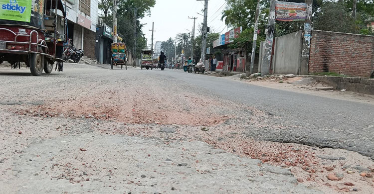 গায়েবানা জানাজার পরও সংস্কারহীন রংপুরের ‘প্রাণকেন্দ্র’ সাতমাথা সড়ক