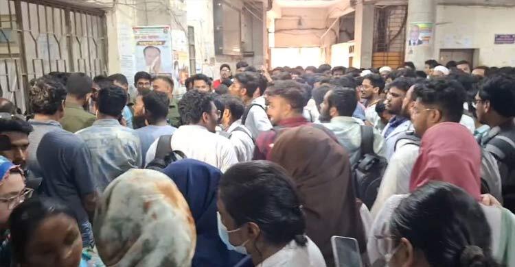 রোগী মৃত্যু ঘিরে স্বজন-চিকিৎসক হাতাহাতি, ৩ ঘণ্টা বন্ধ জরুরি বিভাগ