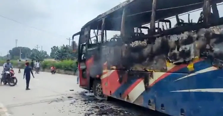 মেয়েকে মাদরাসায় দিতে গিয়ে প্রাণ গেলো বাবার, বাসে আগুন
