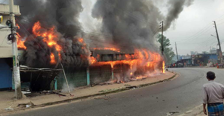 রাঙ্গামাটিতে আগুনে পুড়লো ১৩ দোকান