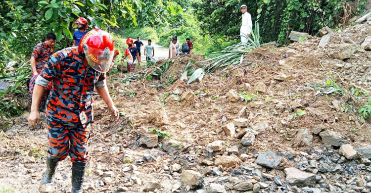 সাজেকে পাহাড় ধসে যান চলাচল বন্ধ, আটকা পড়েছেন ৪ শতাধিক পর্যটক