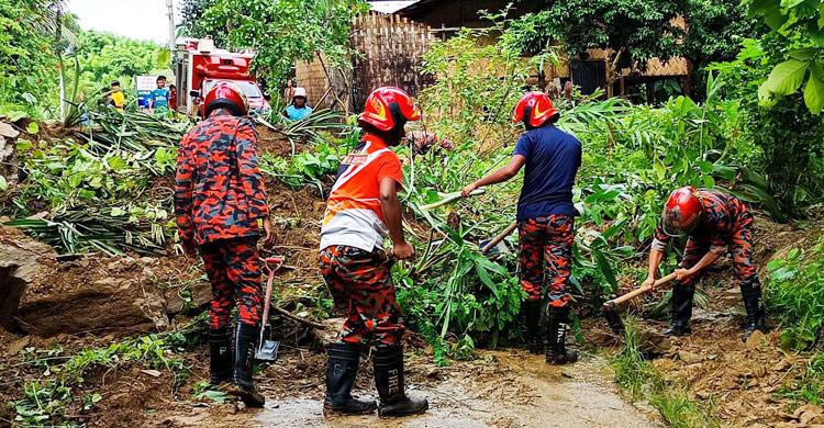 সাজেকে পাহাড় ধসে যান চলাচল বন্ধ, আটকা পড়েছেন ৪ শতাধিক পর্যটক