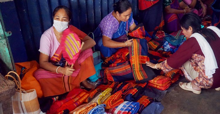 পাহাড়ি নারীদের তৈরি পিনন-হাদির কদর দেশ পেরিয়ে বিদেশে