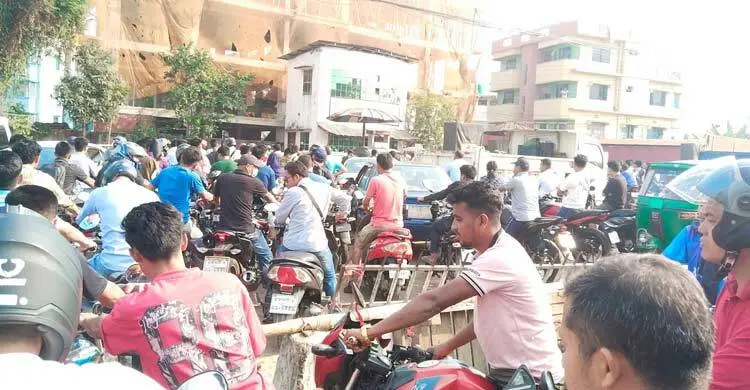 মধ্যরাত থেকে সিরিয়াল, তেল না পেয়ে ফিরছেন অনেক চালক