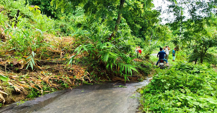 সাজেকে পাহাড় ধসে যান চলাচল বন্ধ, আটকা পড়েছেন ৪ শতাধিক পর্যটক