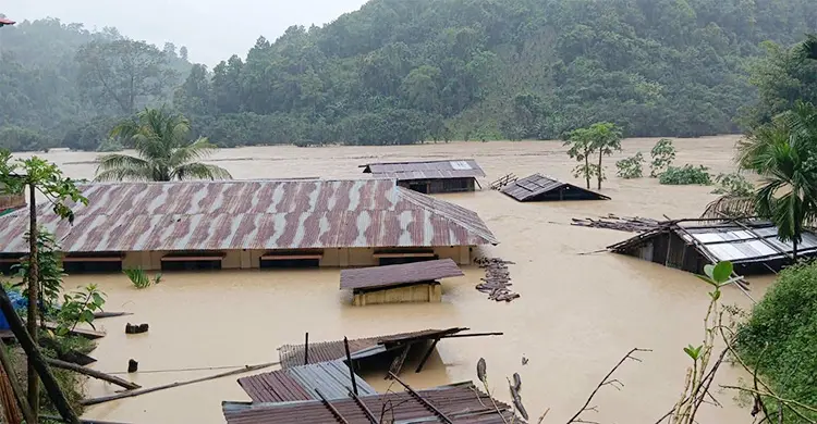 পানির নিচে রাঙ্গামাটির ফারুয়া, তীব্র স্রোতে ত্রাণ পৌঁছাতেও হিমশিম