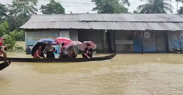 আশ্রয়কেন্দ্রে ছুটছেন পাহাড়ি বাসিন্দারা