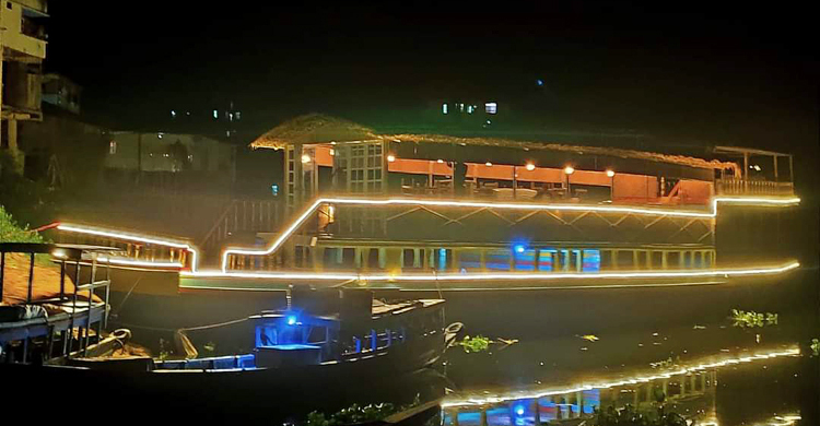 কাপ্তাই হ্রদের বুকে রেস্টুরেন্ট ‘দোল’