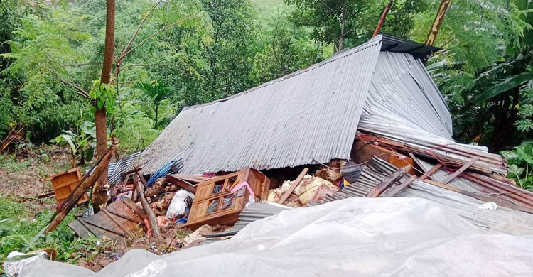 টানা বৃষ্টিতে রাঙ্গামাটিতে ধসে পড়ছে পাহাড়