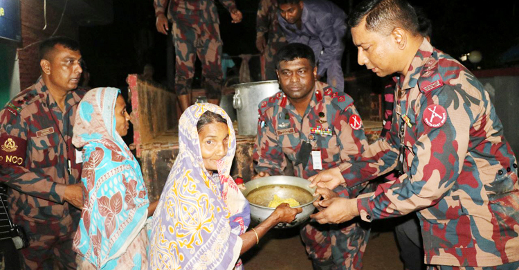 রাঙ্গামাটিতে বন্যার্তদের পাশে বিজিবি