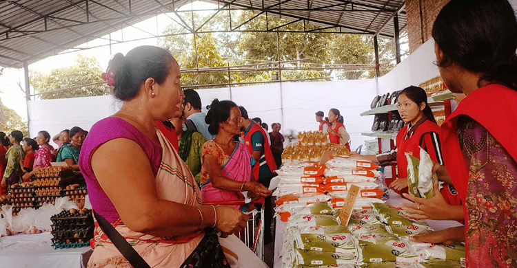 ৫ টাকায় ব্যাগভর্তি বাজার করতে পেরে খুশি সুবিধাবঞ্চিতরা
