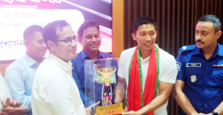 জেলা প্রশাসনের সংবর্ধনায় সিক্ত বক্সার সুর চাকমা