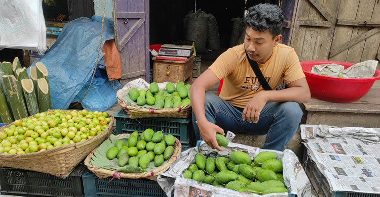 রাঙ্গামাটির বাজারে কাঁচা আমের কেজি ৪০০