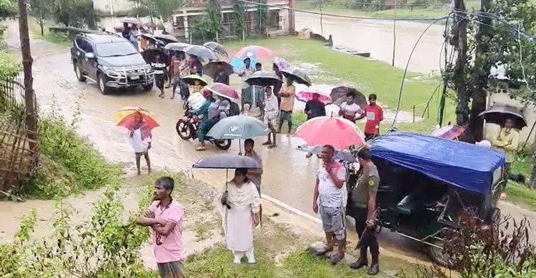 আশ্রয়কেন্দ্রে ছুটছেন পাহাড়ি বাসিন্দারা