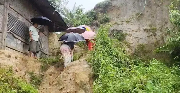 বুধবার থেকে দুই বিভাগে অতি ভারী বৃষ্টির আভাস, শঙ্কা ভূমিধসের