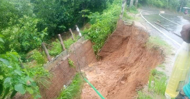 টানা বৃষ্টিতে রাঙ্গামাটিতে ধসে পড়ছে পাহাড়