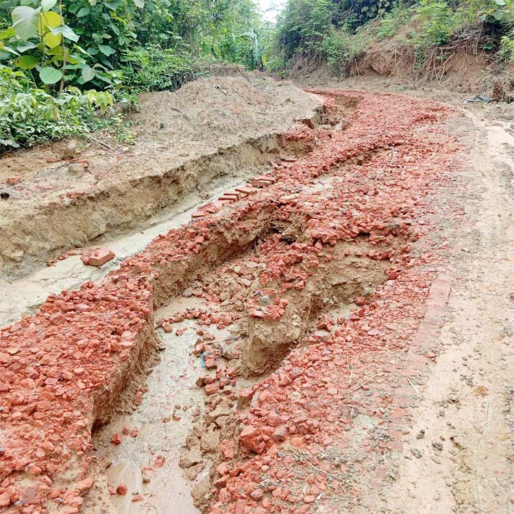 একঘণ্টার বৃষ্টিতে ধসে গেছে সড়কের ইট-বালু