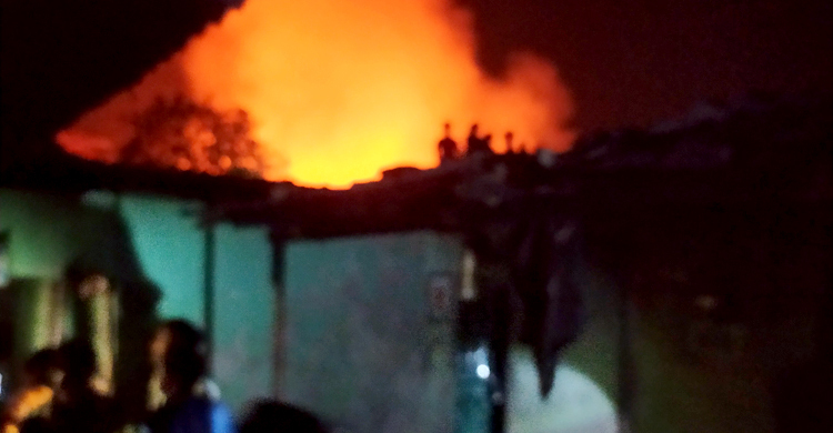 রংপুরে আগুনে পুড়লো সুইপার কলোনির ১৫ বসতঘর