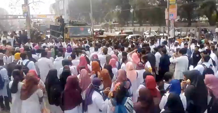 রংপুরে ইন্টার্ন চিকিৎসক ও মেডিকেল শিক্ষার্থীদের সড়ক অবরোধ