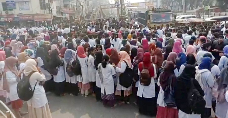 রংপুরে ইন্টার্ন চিকিৎসক ও মেডিকেল শিক্ষার্থীদের সড়ক অবরোধ