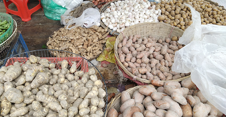 রংপুরে বেড়েছে সবজি-কাঁচামরিচের দাম, কমেছে ডিমের